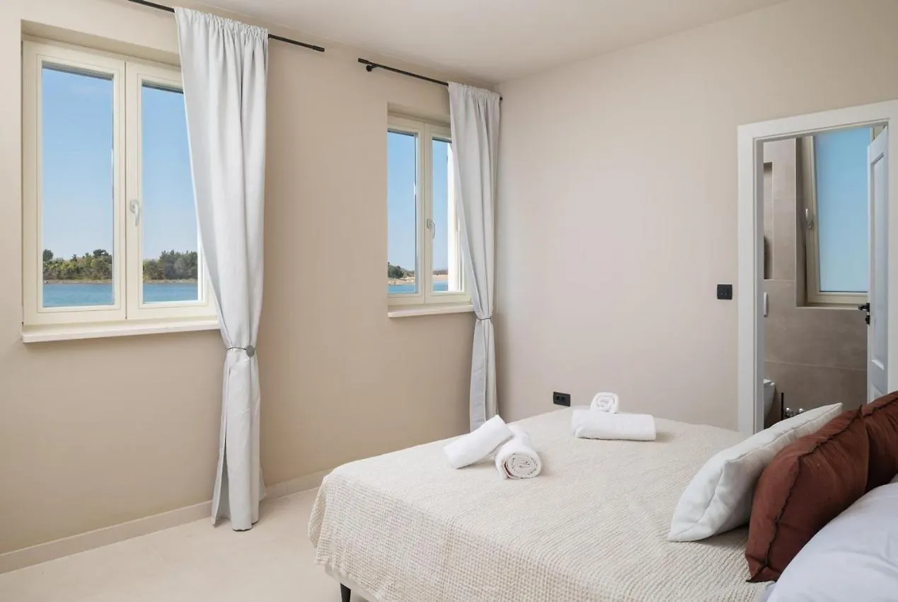 Luxury Villa Lovre Seaside Heated Pool Sauna 닌 0*,  크로아티아